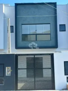 Sobrado novo com 3 dormitórios sendo 1 suíte, com 2 vagas de garagem em Porto Belo