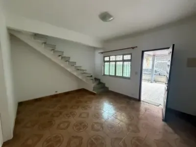 Sobrado para aluguel possui 86 metros quadrados com 2 quartos