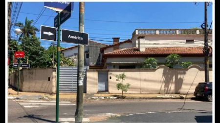 sobre Avda. Mcal López, a tan solo 100 metros de Mburuvicha Róga 