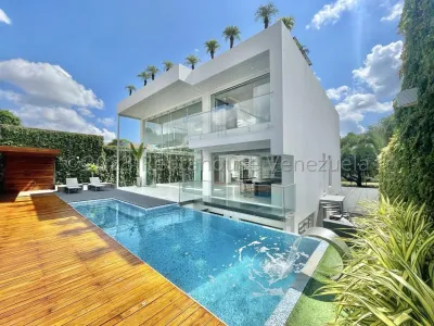 Ss: Vende Casa 24-14827 En La Floresta De 750 M2, 4h/8b/6pe