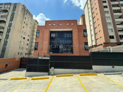 Ss: Vende Edificio 26-3093 En Los Dos Caminos De 2873 M2