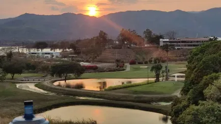 T.r. Vende Casa En La Urb. Altos De Guataparo Frente A Los Campos De Golf Cod. 277673
