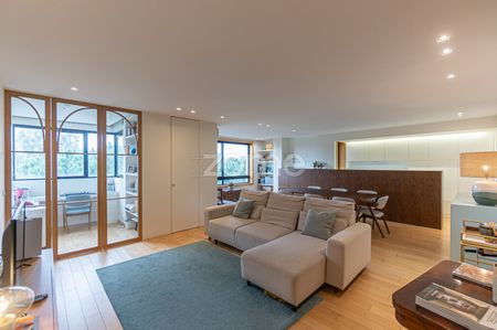 T3 com lugar de garagem e arrumos, no Campo Alegre, ao Colégio Alemão