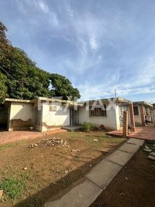 Terreno con Casa en Venta Urb. Monte Bello, Remax Millenium