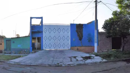 Terreno con construcciones.