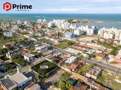 TERRENO PLANO DE 800 M² À VENDA NA ENSEADA AZUL, ESQUINA, IDEAL PARA INCORPORAÇÃO. PENSA EM CONSTRUI