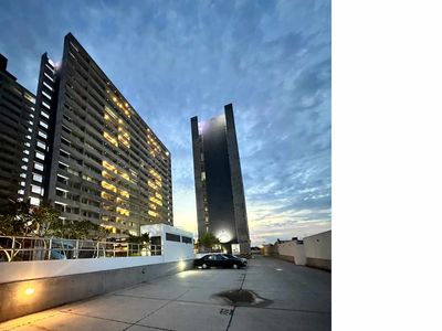 [TORRE BERCHATTI NORTE| 7MO. ANILLO AL NORTE, PROXIMO A UNIVALLE] ALQUILER DEPARTAMENTO AMOBLADO DE 2 DORMITORIOS CON 2 PARQUEOS DESCUBIERTOS