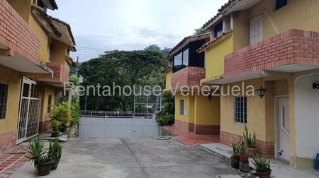 Townhouse en venta en La Entrada Naguanagua Carabobo Desiree Castillo Rentahouse
