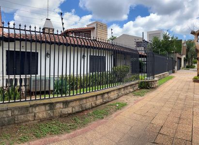 VEDO CASA BARRIO MANORA - CARMELITAS, a 2 cuadras de Avda. España