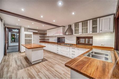 VENDO AMPLIA CASA BO,CARMELITAS 6 HAB.ESTILO RUSTICO C/PISCINA,TERRENO DE 1580 M2M2 A 600