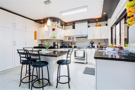 VENDO AMPLIA CASA C/ 4 HAB.1 MASTER Y 2 SUITES BO.RECOLETA S/JUAN BOGARIN Y DR.MOREIRA