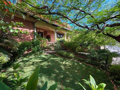 Vendo Amplia Casa en Barrio Manora Zona Banco Central del Paraguay