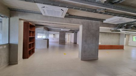 Vendo amplia Oficina en Edificio Arasa 2