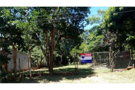 Vendo amplio terreno en el barrio San Isidro, sobre asfalto: Superficie de terreno 600 m2 Imagem 2 de 9