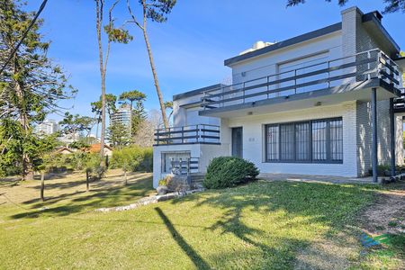 Vendo casa 4 dormitorios en zona Shopping, Lugano, Punta del Este
