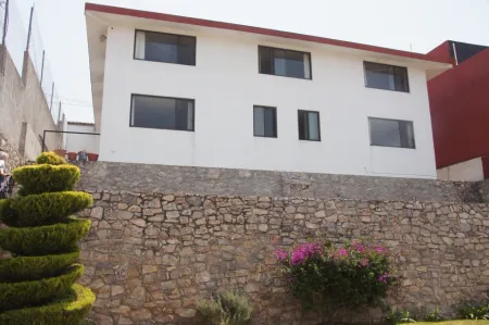 VENDO CASA AMPLIA CON UNA INCREIBLE VISTA Foto 1 de 4