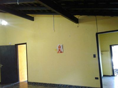 Vendo casa céntrica muy bien ubicada...con salon comercial y vivienda..... COD: CL 607