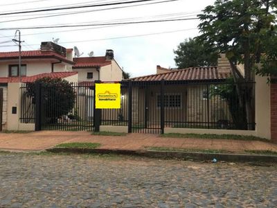 VENDO CASA CON EXCLUSIVA UBICACIÓN EN ASUNCION. Y5412.