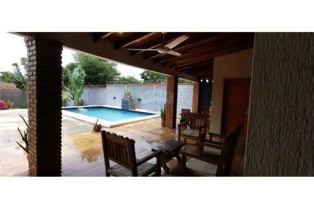 vendo casa con piscina en itaugua