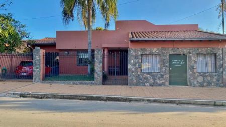 Vendo Casa con piscina y salón comercial en Barrio San Pablo – Asunción