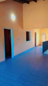 VENDO CASA CON SALON COMERCIAL SOBRE LA AVDA DEFENSORES DEL CHACO id 12723