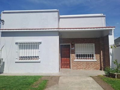 Vendo Casa De 3 Dormitorios Y Cochera En Prado.