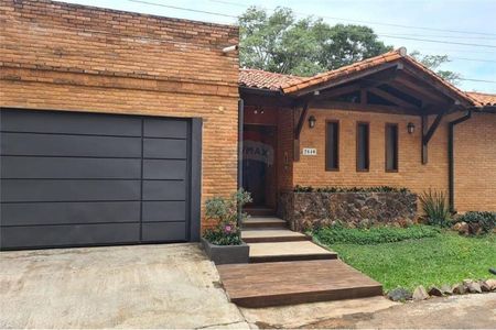 VENDO CASA EN BARRIO MBURUCUYA