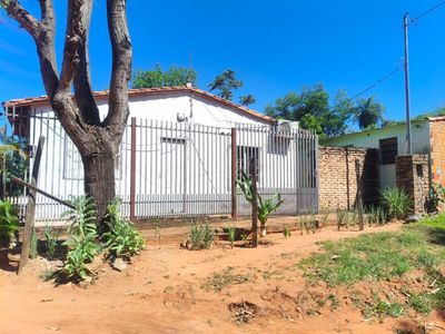 Vendo Casa en Capiata-Costa Salinas con transferencia incluida.