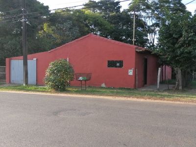 VENDO CASA EN CAPIATA RUTA 2, EN ESQUINA Y DOBLE AV. ASFALTADA, B° PUERTA DEL SOL