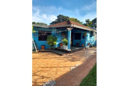 Vendo casa en el barrio San Pedro: cuenta con 3 habitaciones y 2 baños.