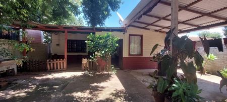 VENDO CASA EN HOHENAU, A PASOS DE LA AVENIDA TISHLER: 8 habitaciones y 7 baños