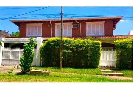 VENDO CASA EN MBURUCUYA EN ESQUINA