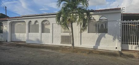 VENDO CASA EQUIPADA Y AMOBLADA EN FUNDALARA ESTE DE BARQUISIMETO