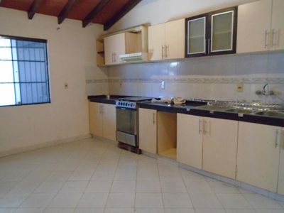 Vendo Casa para Vivienda o uso Comercial, Zona Shopping Boliviano - Mercado N° 4.