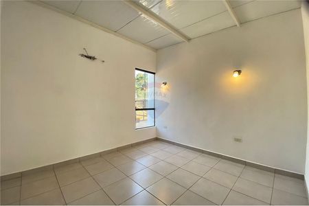 VENDO CHALET A ESTRENAR EN LUQUE LAURELTY