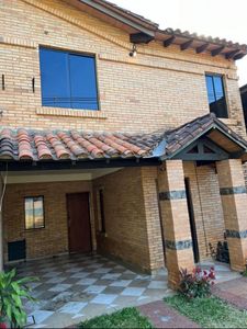 Vendo duplex en Lambare. Zona Yacht y Colegio SEK. Sobre Carretera de Lopez