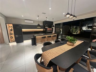 VENDO HERMOSA RESIDENCIA EN BARRIO MCAL ESTIGARRIBIA