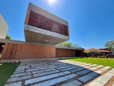 Vendo imponente propiedad a estrenar en el Yacht y Golf Club Paraguayo