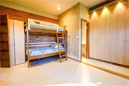 VENDO LUJOSA CASA EN LAMBARE 3 PLANTAS ZONA RESIDENCIAL A MTRS DEL YACHT Y GOLF CLUB