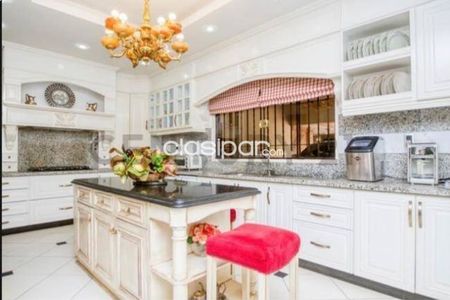 VENDO LUJOSA RESIDENCIA EN ZONA CONMEBOL - BARRIO LOMA MERLO