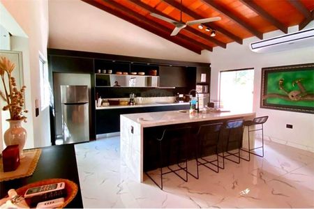 VENDO MODERNA CASA EN SAN BERNARDINO CON PISCINA MANEJADA CON COMANDO GOOGLE