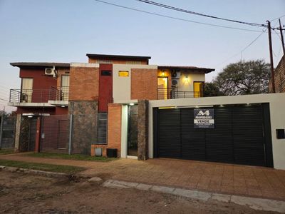 VENDO MODERNO DUPLEX CON 3 SUITES EN FERNANDO DE LA MORA ZONA NORTE