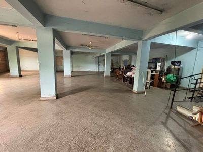  VENDO O ALQUILO EDIFICIO SOBRE LA AVENIDA MADAME LINCH A 200 METROS DE ACCESO SUR - 4 MOJONES. Imagem 4 de 10