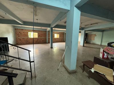  VENDO O ALQUILO EDIFICIO SOBRE LA AVENIDA MADAME LINCH A 200 METROS DE ACCESO SUR - 4 MOJONES. Imagem 9 de 10