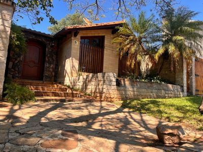VENDO VIVIENDA AMPLIA EN BARRIO LOS LAURELES ZONA RESIDENCIAL