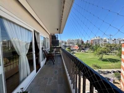 Venta apartamento 3 dormitorios + servicio Villa Biarritz