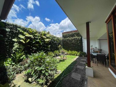 Venta Casa de 2 Niveles con Jardín en Los Laureles, Escazú.
