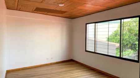 Venta de amplia casa en Desamparados con 3 habitaciones.