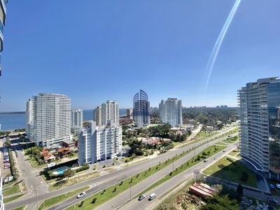VENTA DE APARTAMENTO DE 2 DORMITORIOS EN SUITE EN EDIFICIO CASINO TOWER PUNTA DEL ESTE