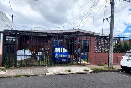 Venta de Casa + 2 APTOS en Moravia.